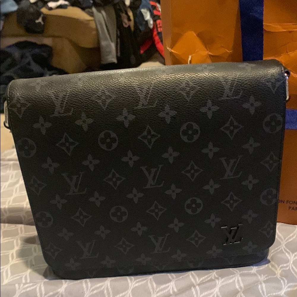 Louis Vuitton Black Monogram Messenger Bag - Picture 2 of 4